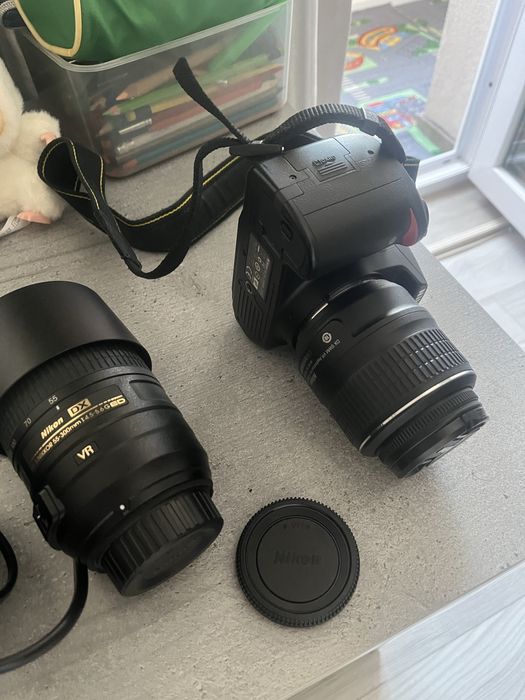 Vind cam foto Nikon folosita f putin,in stare f buna de functionare,fara urme de uzura