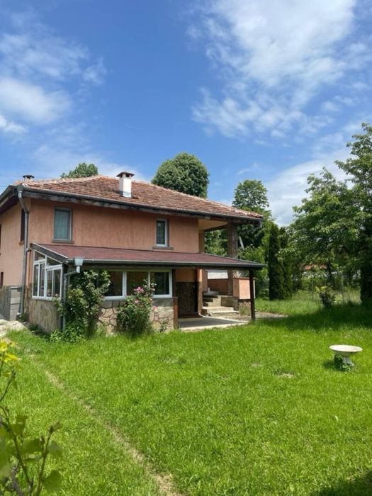 От СОБСТВЕНИК: Реновирана двуетажна къща в китното с. Боринци