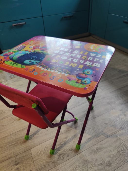 Продам комплект стол и стульчик