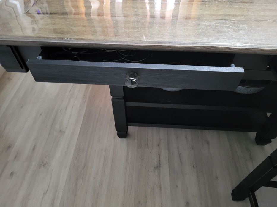 Шикарный стол дерево