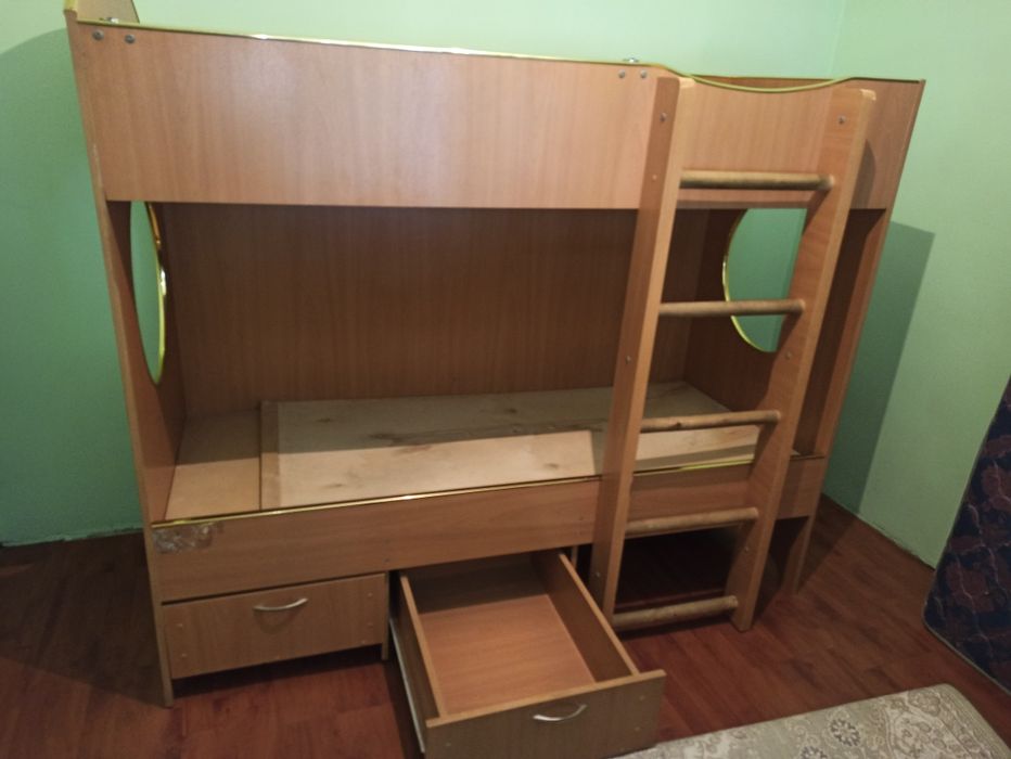 Двухъярусная кровать