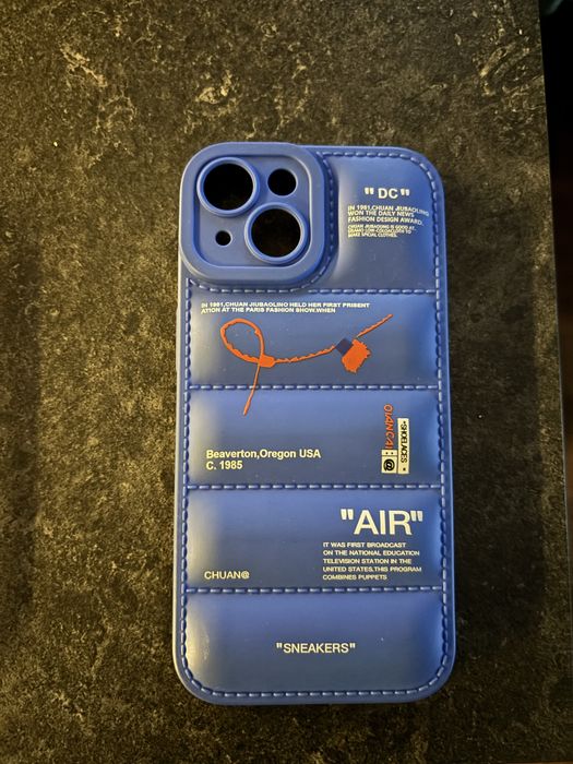 Продавам три калъфа за iPhone 15