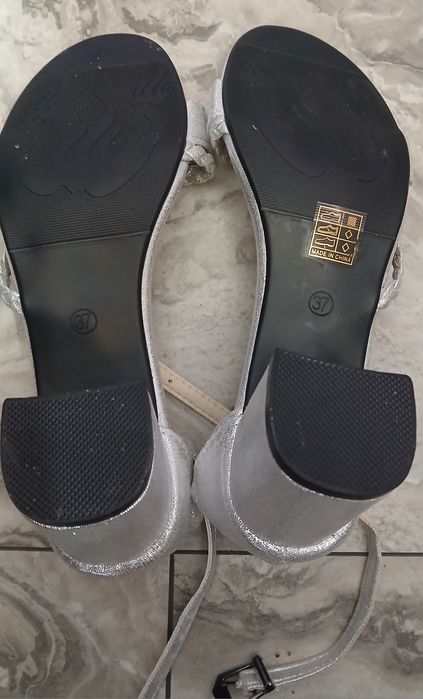 Sandale noi de  ocazie