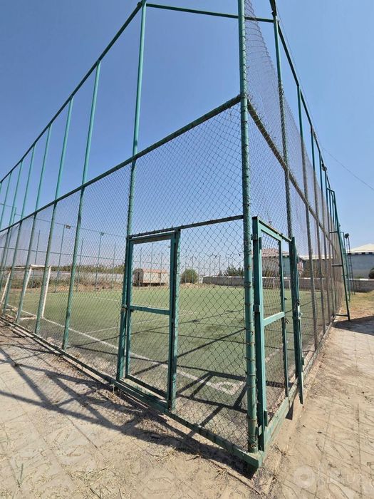 Futbol maydonchasi uchun sun’iy chim va tosiq devor