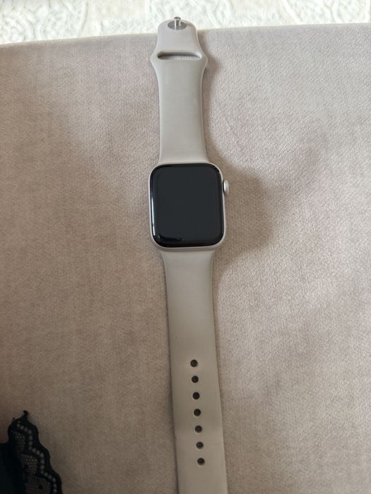Продам Apple Watch SE