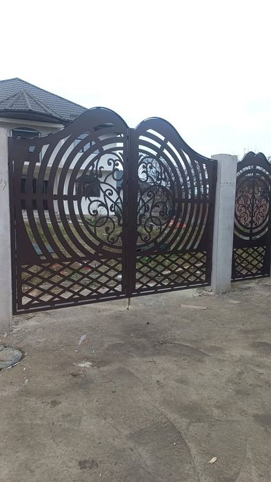 Porți, panouri de gard, balustrade din fier forjat și tablă decupată.
