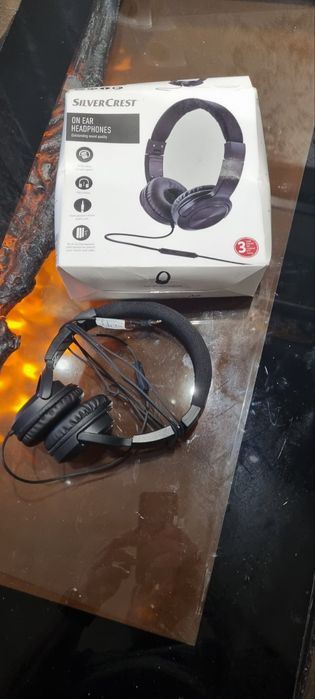 Слушалки за слушане на музика и др.