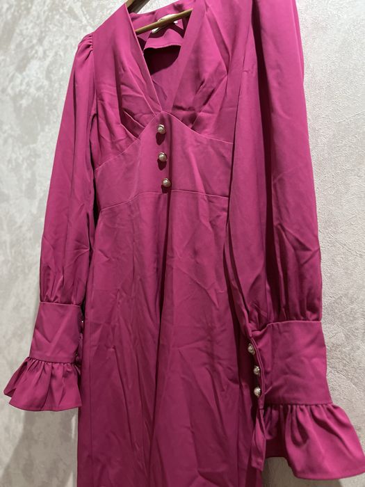 Женское платье малинового цвета