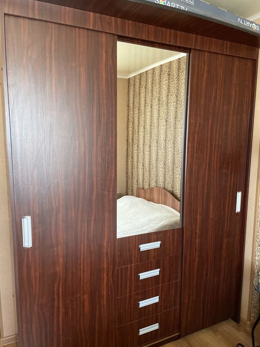 Продам шкаф с  кроватью