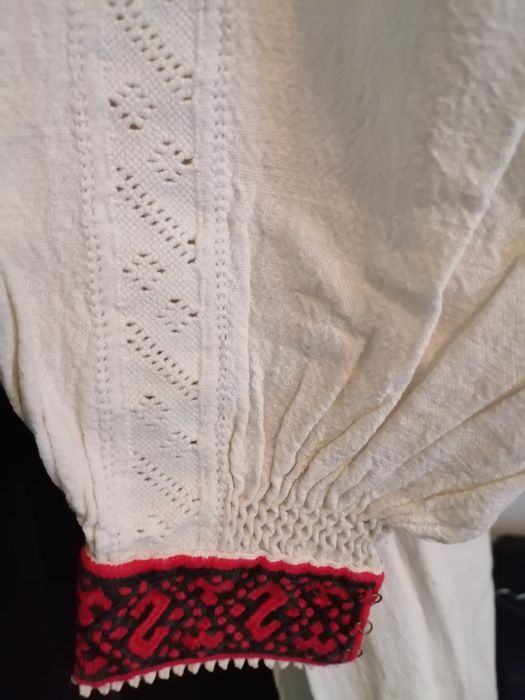 Superbă cămașă tradițională veche.