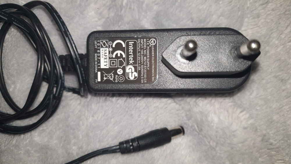 2 бр. Адаптори: 220V  към 12V и 220V към 15V