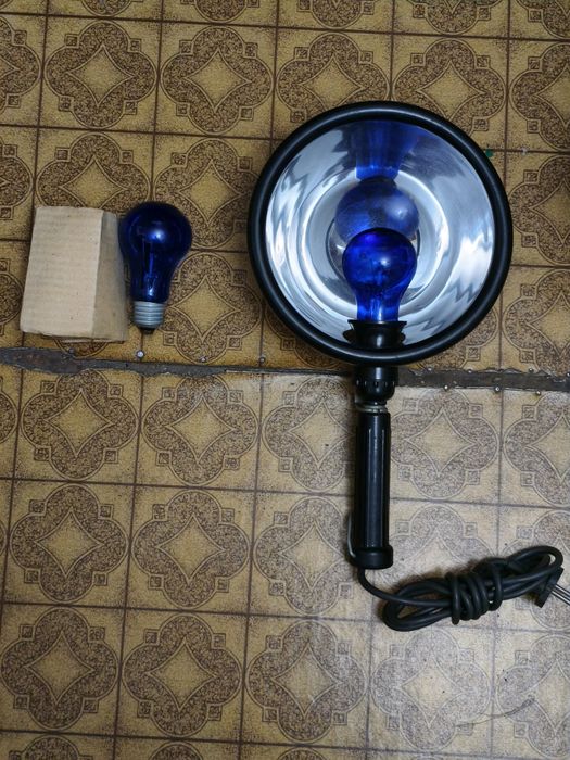 Синяя лампа в комплекте.