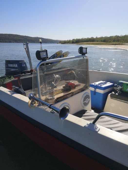 Продавам лодка със извънбордов двигател Yamaha 60 k.c