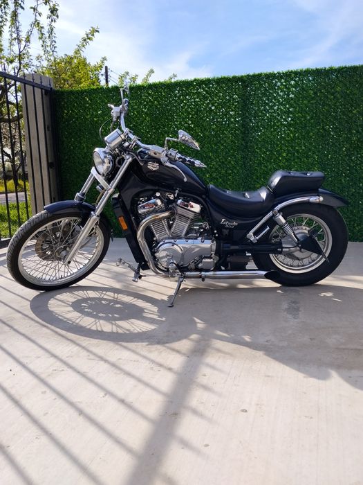 Suzuki Intruder vs 800