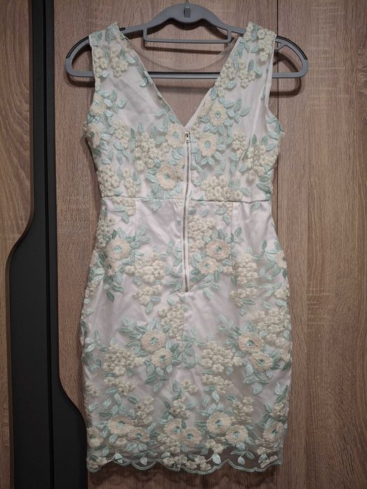 Бяла официална рокля с цветя