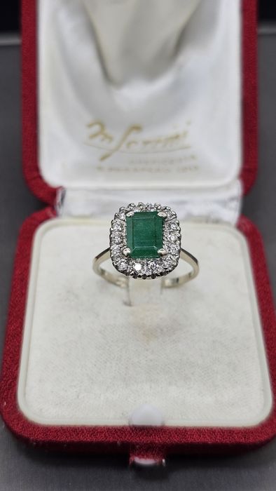Златен пръстен 18K (750) с естествен изумруд и диаманти | 4.24 гр | Emerald Halo Ring