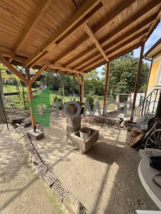 Двуетажна масивна къща в село Змейово