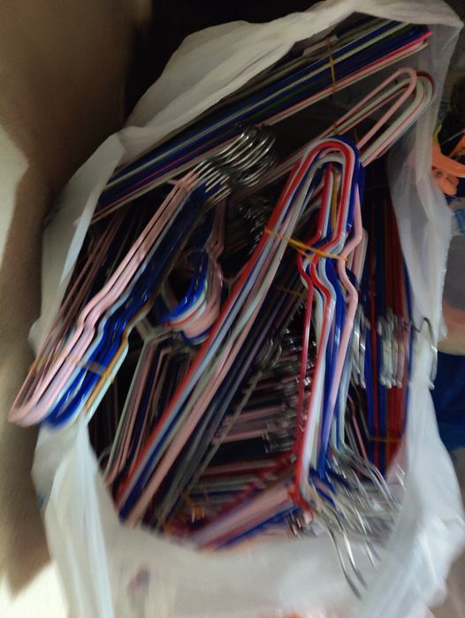 Плечики, разные.