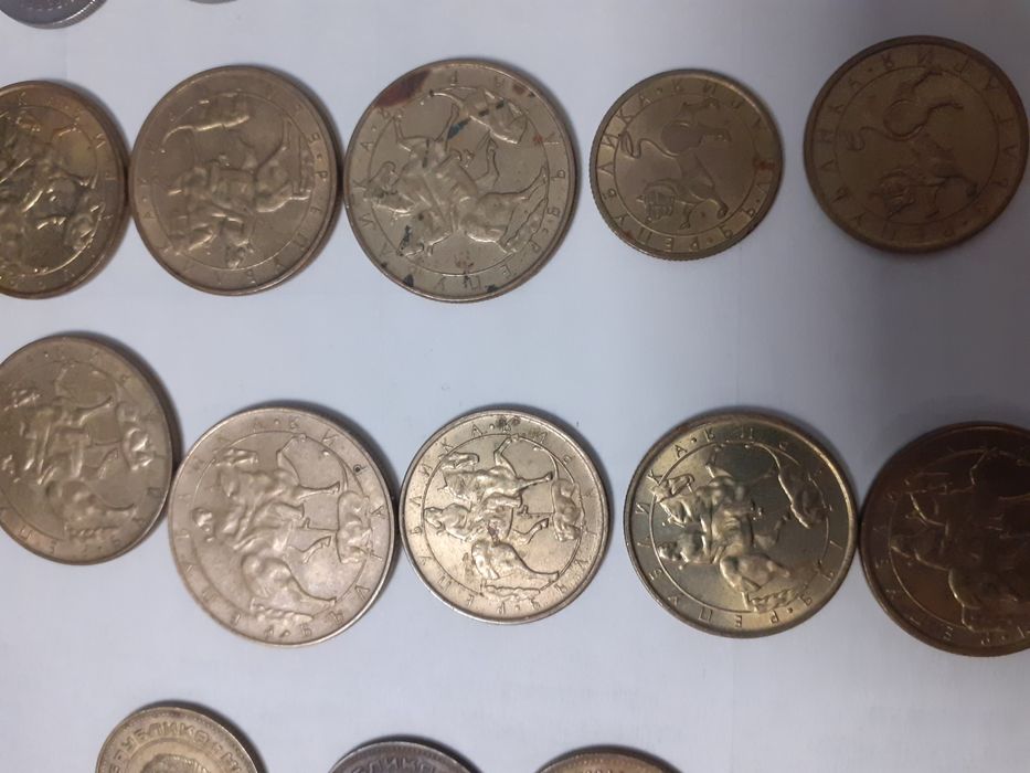Монети от СССР 1рл.Много добре запазена. И няколко броя  бъл. Книжни л