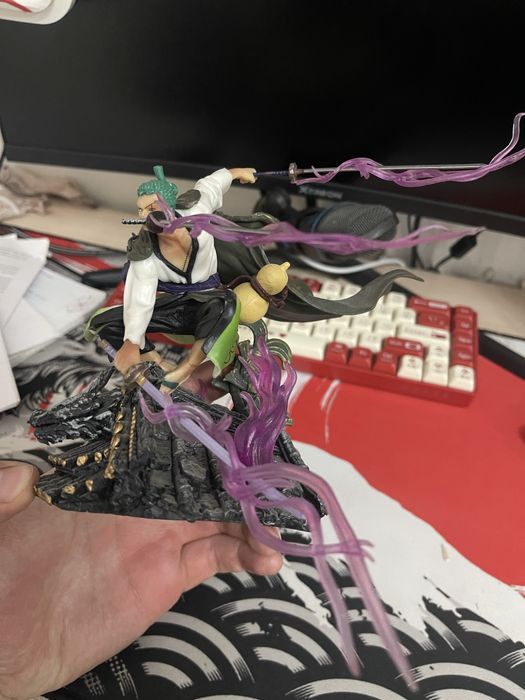 Продам фигурку Зоро ванпис