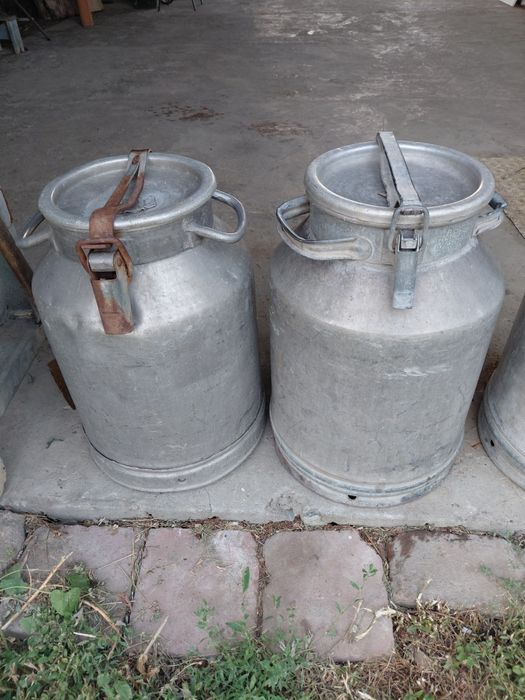 Продам две фляги и чугунную ванну.
