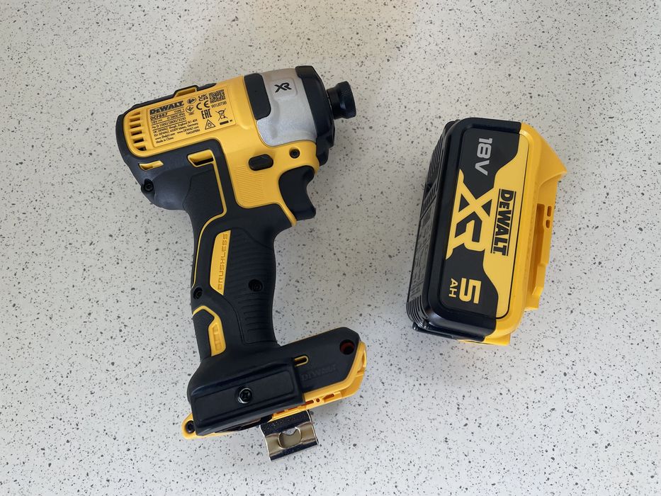 DeWALT DCF 887 XR. Impact Cu Bit. Combo Cu Baterie de 5Ah, Original Nou.