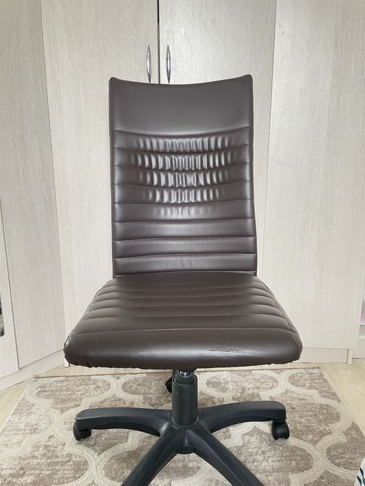 Офисное кресло кожаное