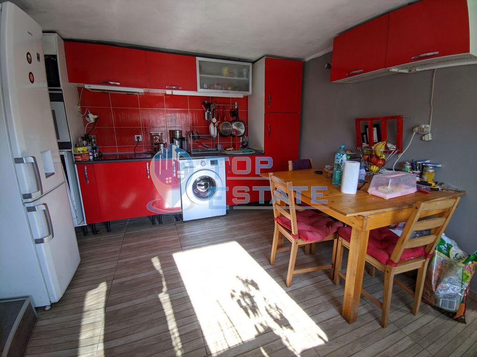 Едноетажна реновирана къща с голям двор в село Павел