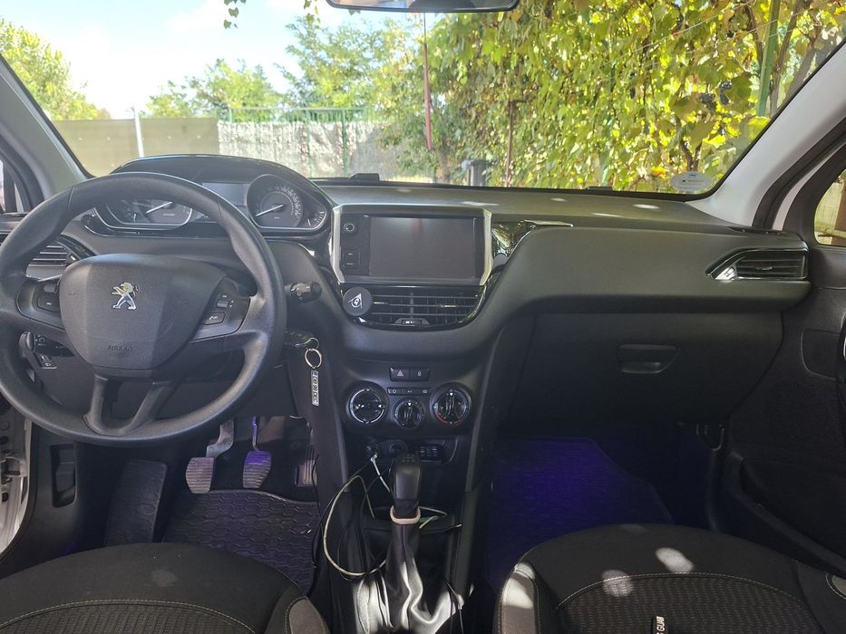 Vând Peugeot 208
