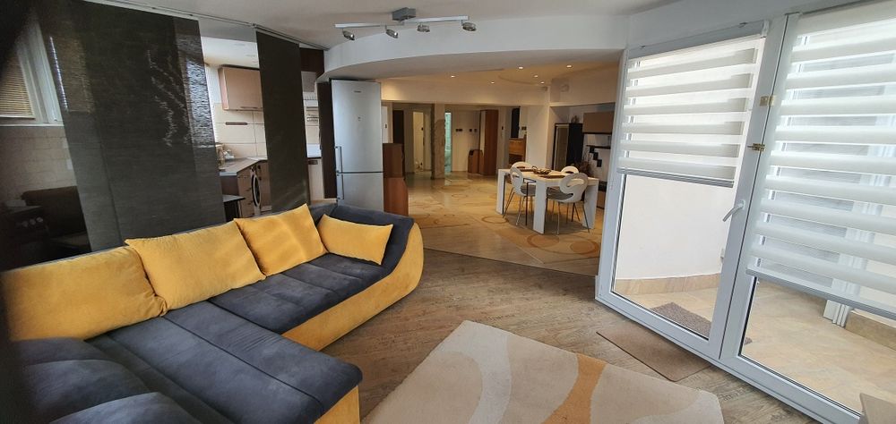 Închiriez apartament ultracentral vis a vis de Prefectură