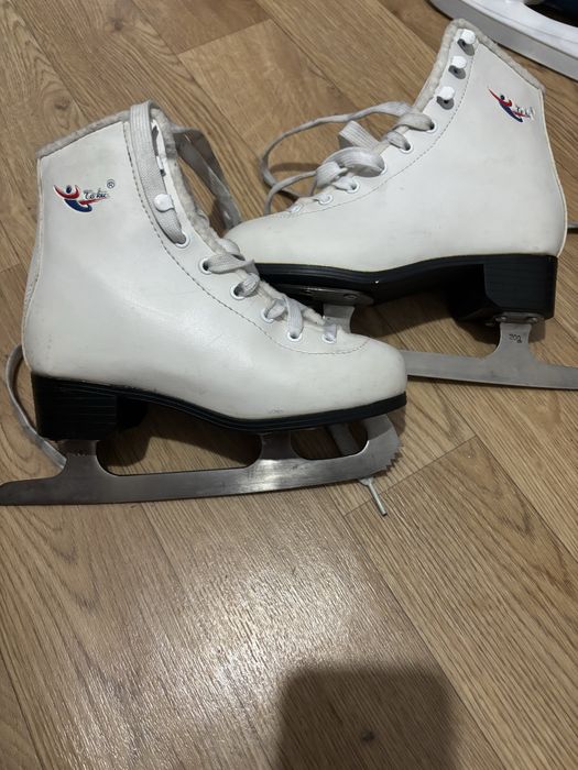 белые коньки фигурные 33 размер