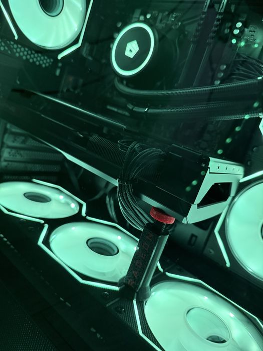 Vând RX 7700 XT Sapphire Radeon 12GB GPU Placă video în garanție