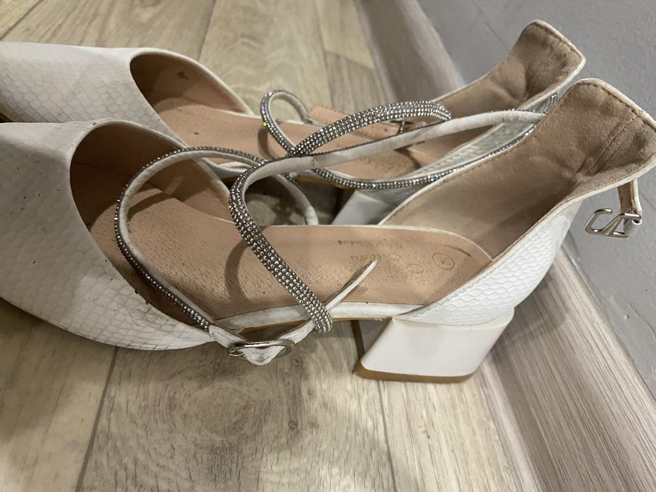 Продам туфли белые