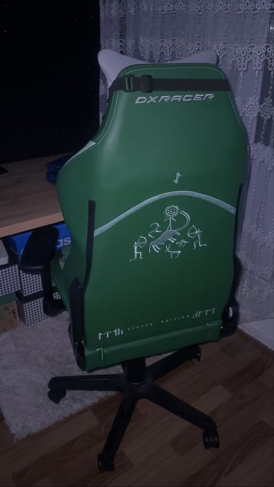 Игровое кресло Dxracer