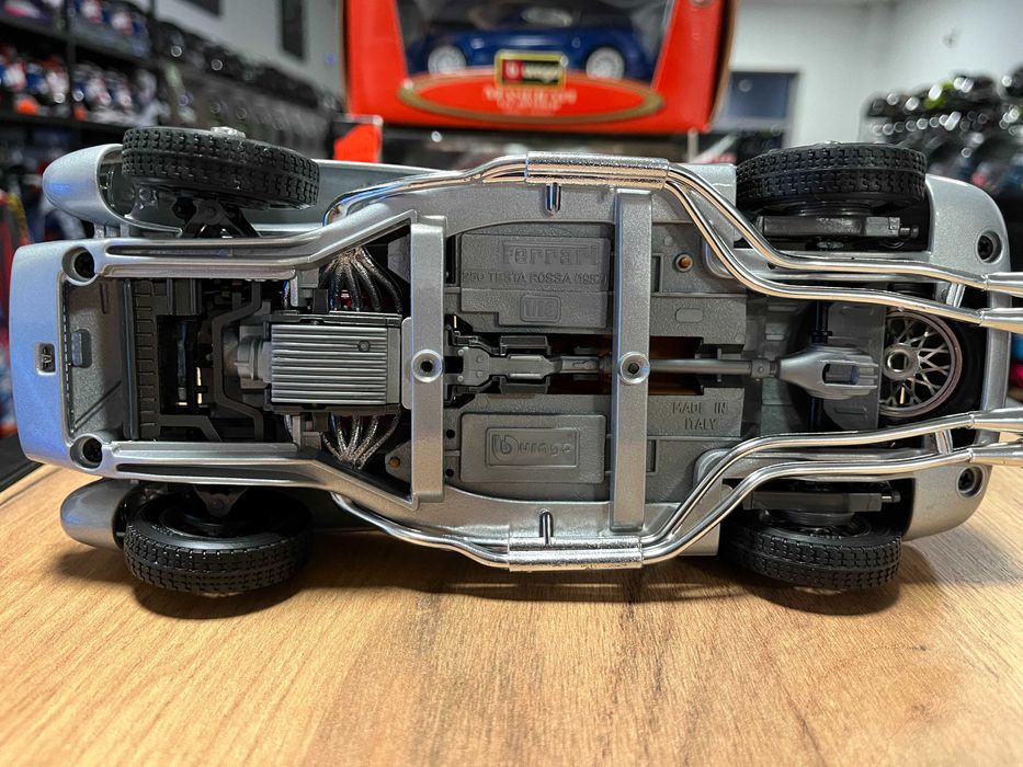 BBURAGO метална колекционерски  модел FERARRI 250 TESTAROSSA 1:18