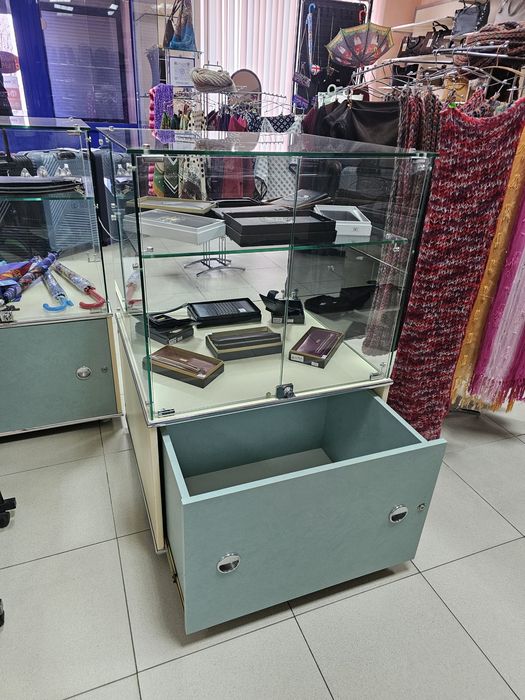 Витрины кубы с тумбой для хранения