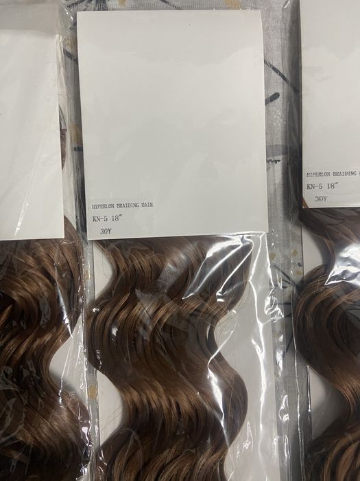 Extensi par sintetic codite afro 5 lei per bucata se vand angro sunt 21 buc rosu si 20 buc maro pret impreuna 41 buc 200 lei