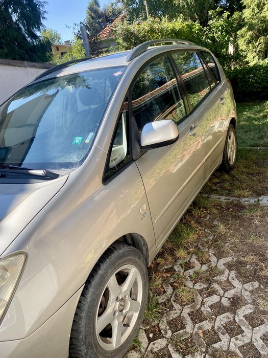 Продавам Тойота Корола Версо