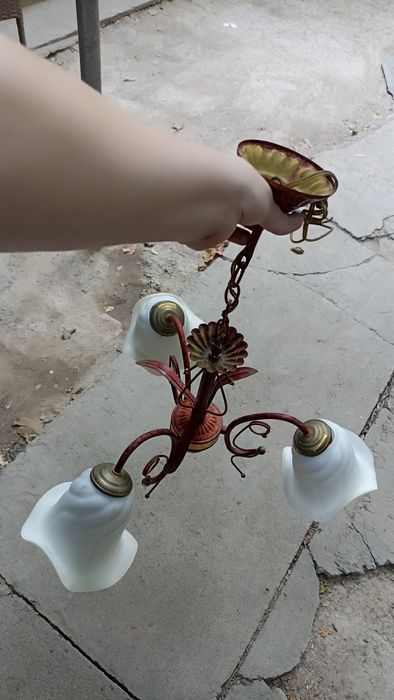 Отдам за бутылку масла! люстра б у рабочая