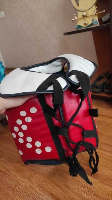 Продаются шингалки, защитка и шлем для ушу.
Б/у
Примерно на 10-13 лет