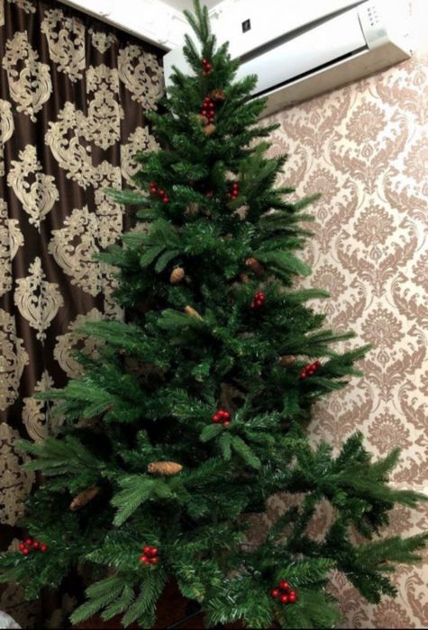 Ёлка премиум класса с шишками ягодами