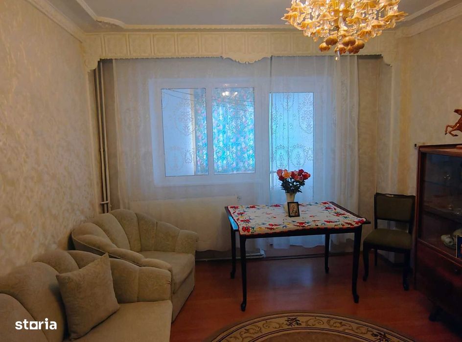 De vânzare apartament 3 camere + boxa zona școlilor — fotografia 1