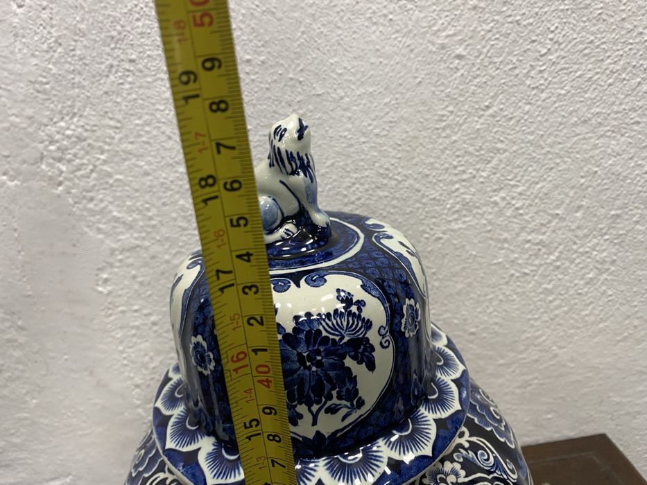 Холандски порцелан Delft синьо бяла ваза с капак Boch
