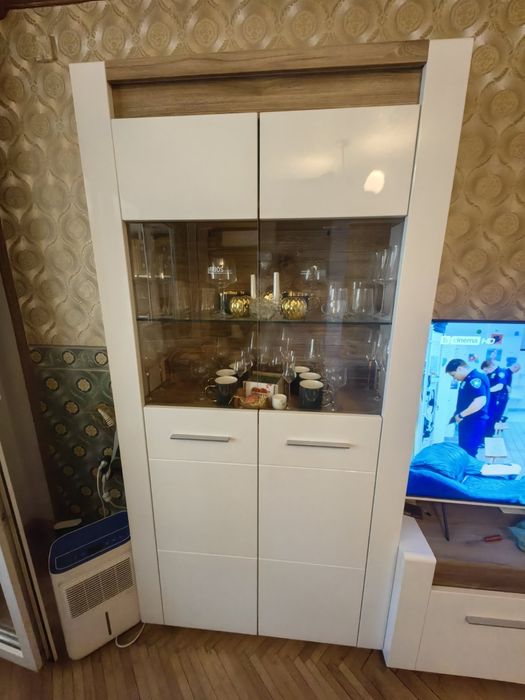 Висока витрина с led