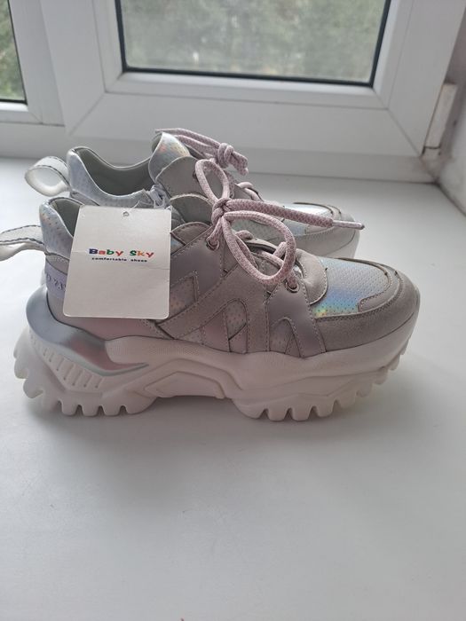 Кроссовки на девочку