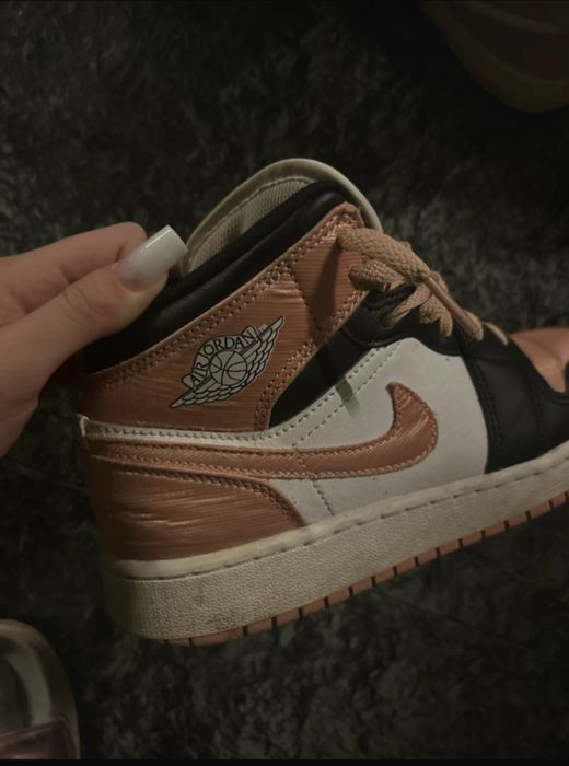 Air Jordan 1  Mid Madder Root