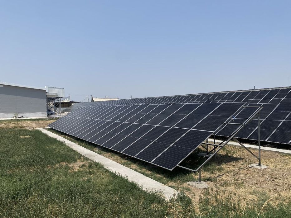 Quyosh panellari va inventorlarni urnatish.