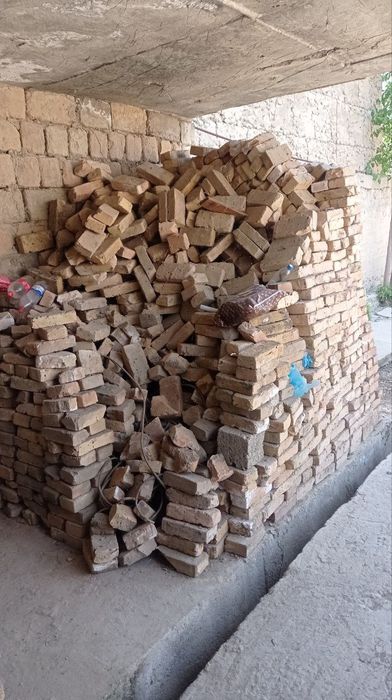 G'isht yaxshi holatda 700 sum