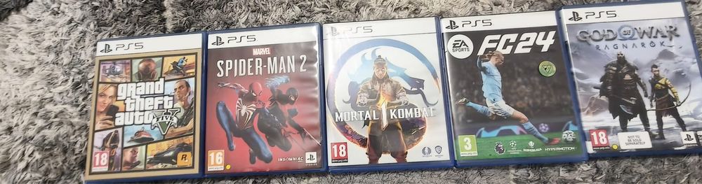 Vand PlayStation 5 achizitionat in anul 2023, impreuna cu 5 jocuri