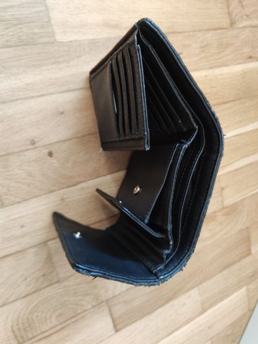 Черно портмоне Guess. Има забележки, снимани са. Затова е на тази цена